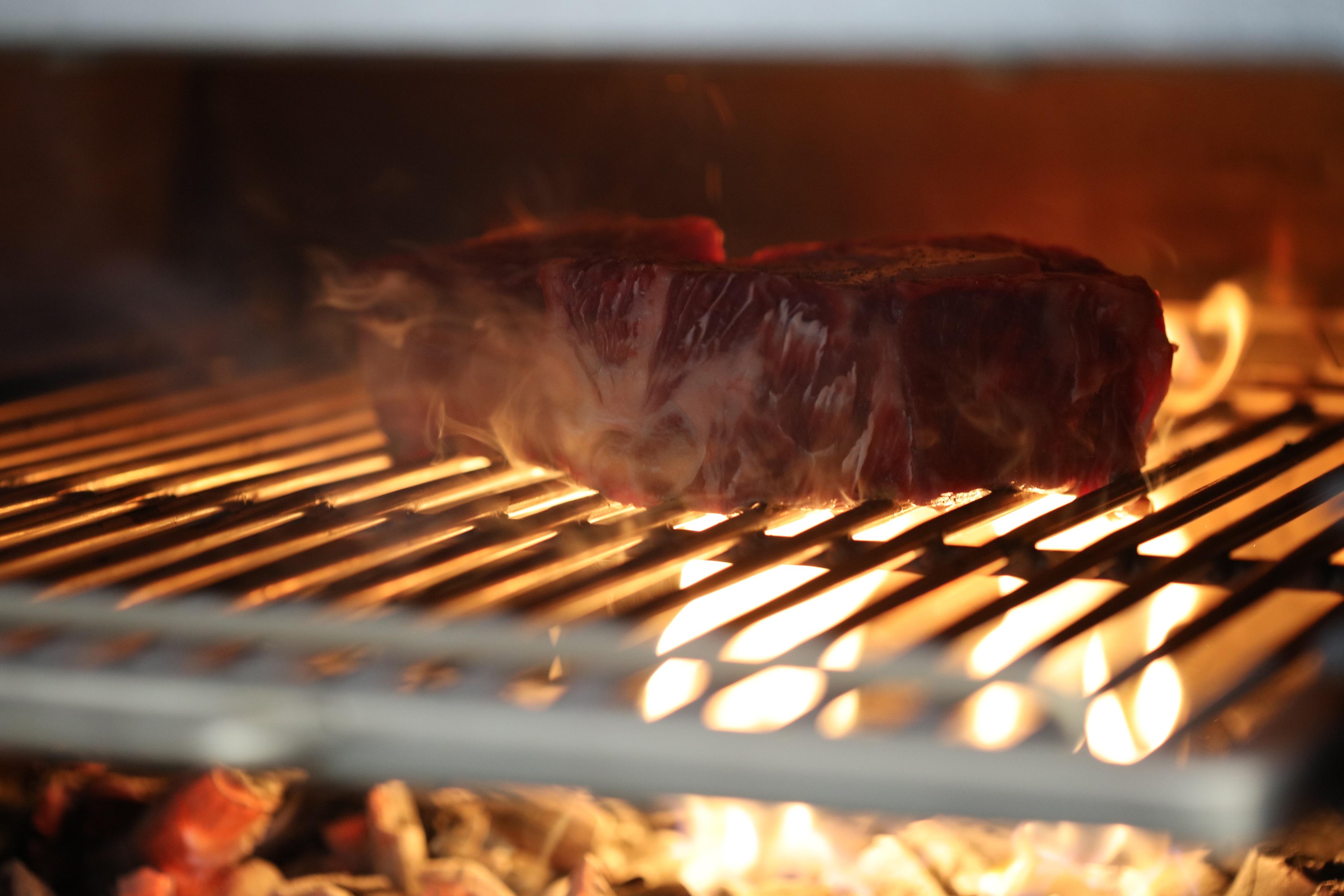 Bo Hotel Palma 외부 사진 A steak being cooked on a barbecue.